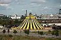 Sjappen er trukket ud og bardunerne fastgjort til pæle, banket ned i jorden. Circus Flic Flac i Köln, 2009.