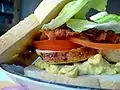 En dansk club sandwich med karrydressing