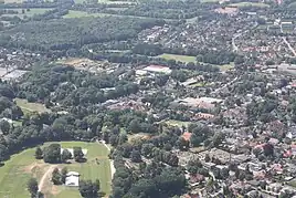 Rastede set fra luften; slotsparken er nederst til venstre og slottet ved den venstre kant af billedet