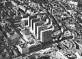 Byggeriet af alle fem Hötorgshøjhuse er sat i stå, mens arbejdet med Sergels Torg er i gang. Billedet er fra ca. 1965.
