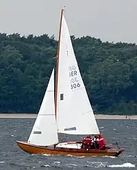 Nordisk Folkebåd under sejl.