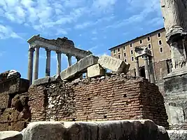 Rostra vandalica (dårligt udførte tilføjelser) med inskription af Iunuis Valentinus og Saturntemplet - "These fragments I have shored up against my ruin": T.S. Eliot kan have skrevet dette på Forum Romanum. I århundreder har besøgende sværmet om flygtigheden af menneskelig herlighed her. (af billedets ledsagetekst)