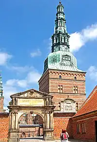 Chr.6's portal (1736) og porttårnet (1620)