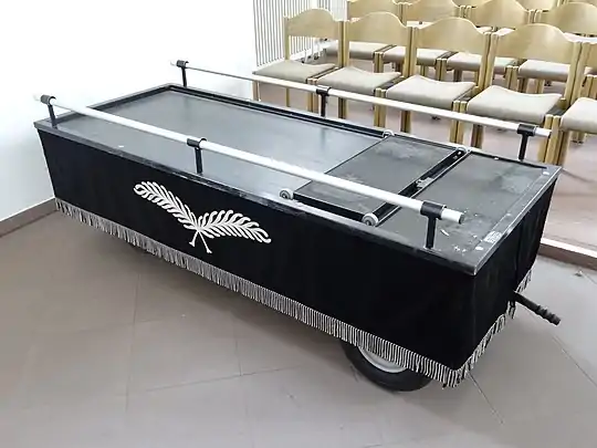 Katafalk/kistevogn i kirkegårdskapel i Tyskland