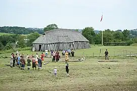 Genopført langhus i træ fra vikingetiden ved ringborgen Fyrkat.
