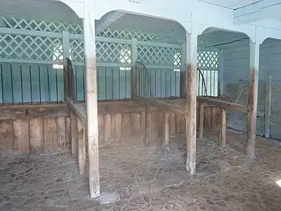 Hestestald i lys blå farve, der skulle afskrække fluer