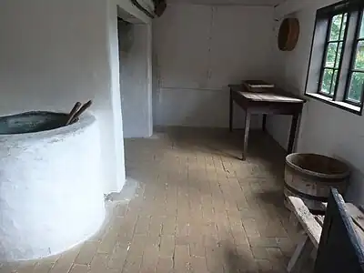 1865 byggede man det lille fritstående bage- og vaskehus bag køkkenet.