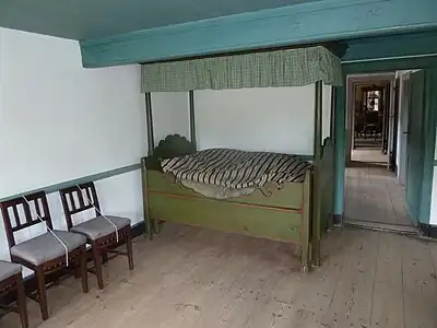 Fra 'sâlinj' der ikke var tapetseret og brugtes til fester, opbevaring og som ligstue