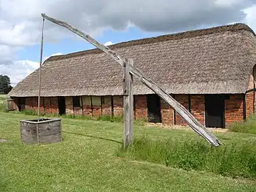 Vippebrønd. Det spinkle bindingsværk af fyrretræ har tavl af brændte sten som holder godt i det hårde klima på vestkysten