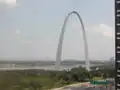Gateway Arch er et meget fotograferet monument. Her set fra landsiden med Mississippi-floden og Ead's Bridge i baggrunden.