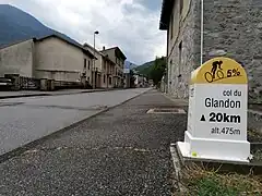 Første skilt med stigningens data i byen La Chambre