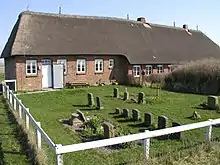 Kirkeværft med kirke, kirkegård og skole