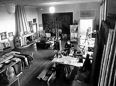 Isaac Grünewald i sit atelier i 'Grünewaldvillan' (sv), 1942