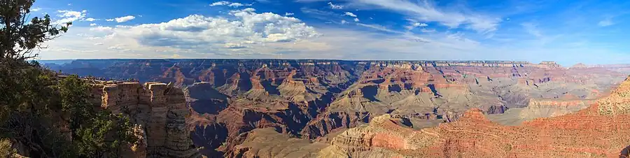 Panorama over Grand Canyon fra syd. Denne visse steder næsten 2 km dybe dal er dannet ved, at Coloradofloden gennem de seneste 5-6 mio år har skåret sig ned i en serie af sedimentære bjergarter.