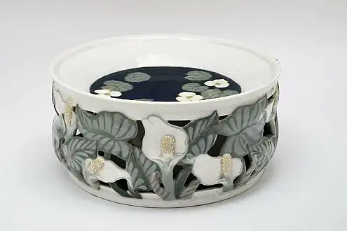 Stor dekoreret dobbeltvægget skålGroßes, doppelwandiges ZierbeckenVerdensudstillingen i Paris, 1900