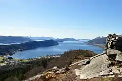 Grytafjorden set fra Ramnfloget mod vest. Byen Tennfjord kan skimtes inderst i fjorden