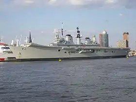 HMS Ark Royal (R07) i Hamborg havn 2007.