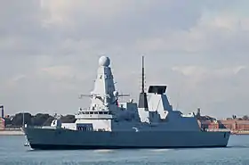 HMS Dauntless (D33) afgår fra flådebasen i Portsmouth.
