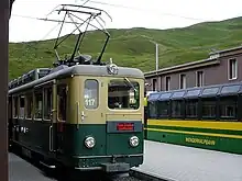 Tog fra Wengernalpbahn i Kleine Scheidegg