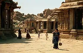 Vittalatemplet, med stridsvognen i sten, som templet er kendt for, i baggrunden.