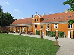 Laurierhuset fra 1663 med restaurant til vestre og beboelse til højre.