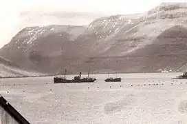 28. april: Indsejlingen til Klaksvík spærres med tønder og en båd med sprængstof.