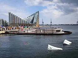 Havnebadet med byggeriet AARhus i baggrunden, der ligeledes er tegnet af Bjarke Ingels.