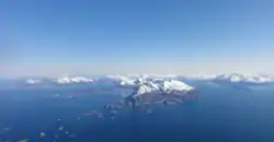 Ydre dele af Folda i den sydvestlige del af Steigen kommune. Nordfolda går ind på høyre side af bjergkæden i midten af billedet, og Sørfolda er fjordarmen som går ind helt yderst til højre i billedet.