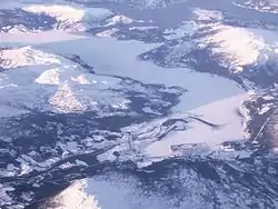 Luftfoto af Sørfjorden ved vintertid, set fra øst