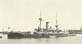 Herluf Trolle fotograferet i 1902. i baggrunden (med tre skorstene) den russiske krydser Bojarin, bygget hos Burmeister & Wain