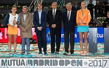 Præmieoverrækkelse efter damesinglefinalen med vinderen, Simona Halep, yderst til venstre og finalisten, Kristina Mladenovic, yderst til højre.