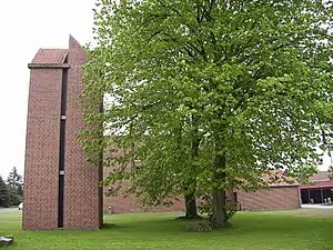 Hjallese (nye) Kirke. Opført 1983.