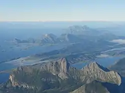 Skotsfjorden bag Skotstindan i forgrunden