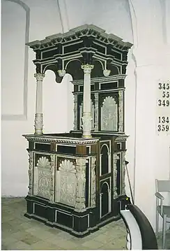 Den såkaldte degnestol - i virkeligheden en herskabsstol udført for Jørgen Ottesen Rosenkrantz. Sandsynligvis af Mikkel van Groningen.