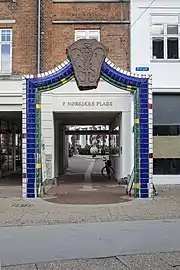 Indgang til P Nørkjærs Plads
