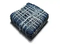 Et stykke indigoplantefarvestof fra Indien (sidelængde ca. 6,35 cm)