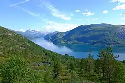 Indre dele af Leirfjorden med Sommerset på den anden side af fjorden.