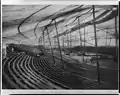 Interiør fra et stort amerikansk cirkustelt med tre maneger, såkaldt "three-ring circus", 1907. Bemærk at der er to rækker stormstænger for at stabilisere det store telt.