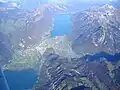 Interlaken set fra luften med Brienzersee i baggrunden og Thunersee forrest for neden i billedet.