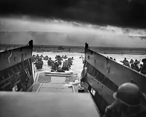 Allierede tropper går i land på Omaha Beach i 1944.