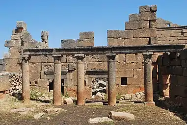 Jerade (syd). Huse bygget omkring en åben gård med porticus