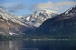 Storfjorden med bygden Lyngsdalen og fjeldet Jiehkkevárri