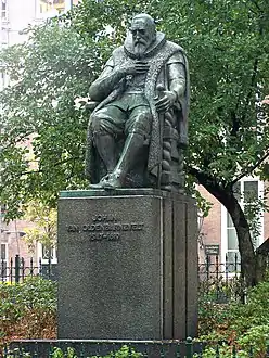 Statue af Johan van Oldenbarnevelt i Haag ved Lange Vijverberg. Præsenteret i 1954 og lavet af Oswald Wenckebach.