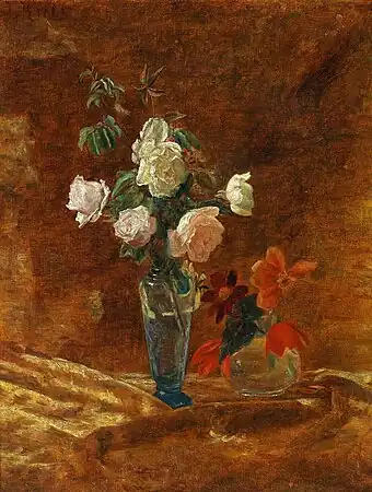 Opstilling med roser og andre blomster i vaser