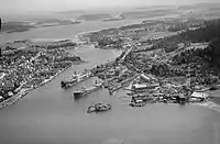 Luftfoto fra omkring 1947 som viser Kaldnes Mekaniske Verksted på Kaldnes på den nordlige del af Nøtterøy med Byfjorden foran og Træla på østsiden af kanalen bag.Foto: Widerøe/Vestfoldmuseene