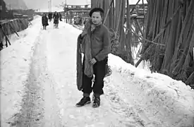 Ung fisker henter garn efter tørring. Foto: Kristian Magnus Kanstad