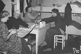 Aftenaktiviteter i rorbu. Foto: Kristian Magnus Kanstad