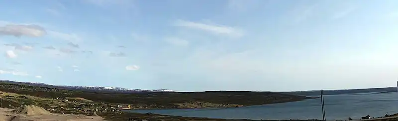Panorama over Karlebotn (Stuorravuonna). det er Varangerfjorden til højre i billedet