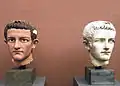 Kejser Caligulas originale portræt side om side med den bemalede replika
