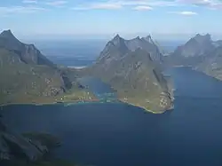 Fra højre: Kjerkfjorden, Bunesfjorden og Forsfjorden